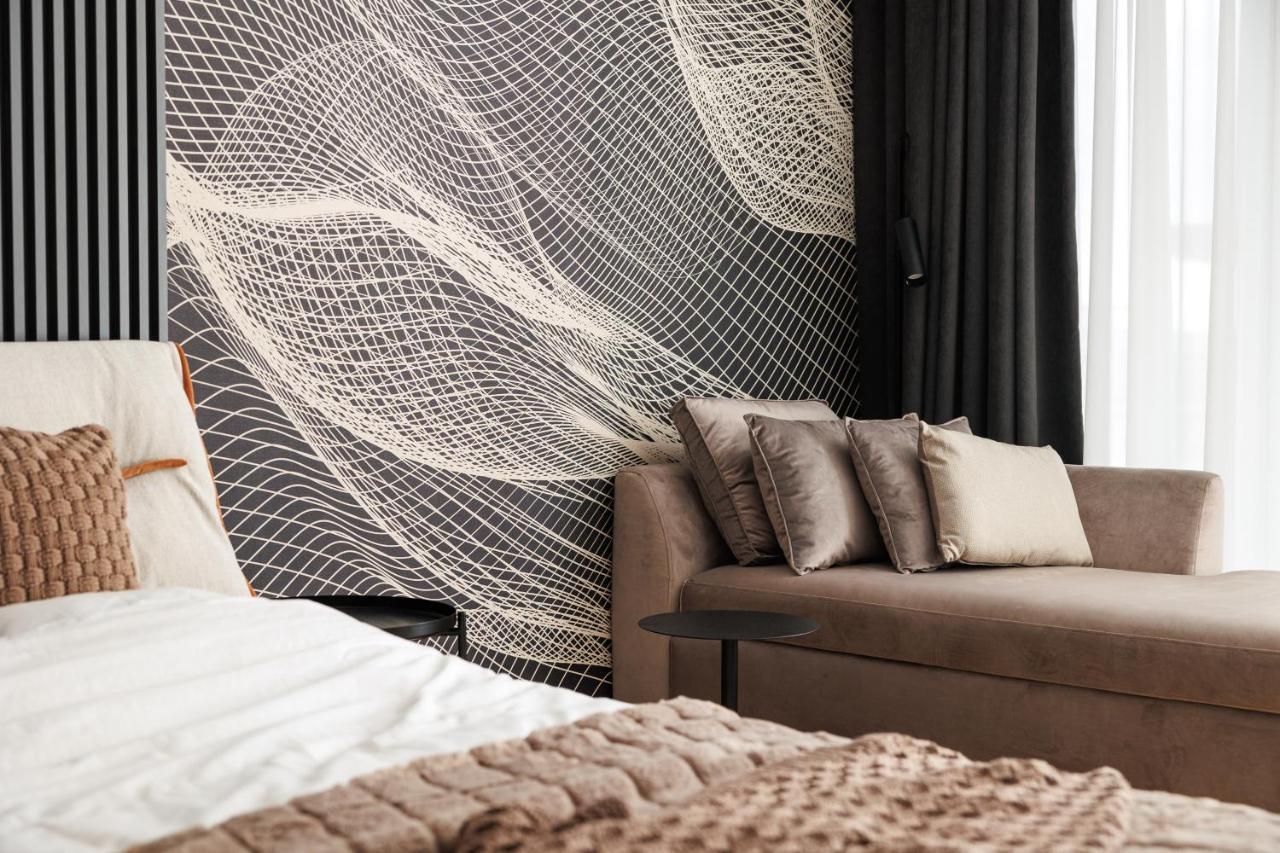 Mandala Designer With Free Private Parking, Near Mall Coresi Apartment